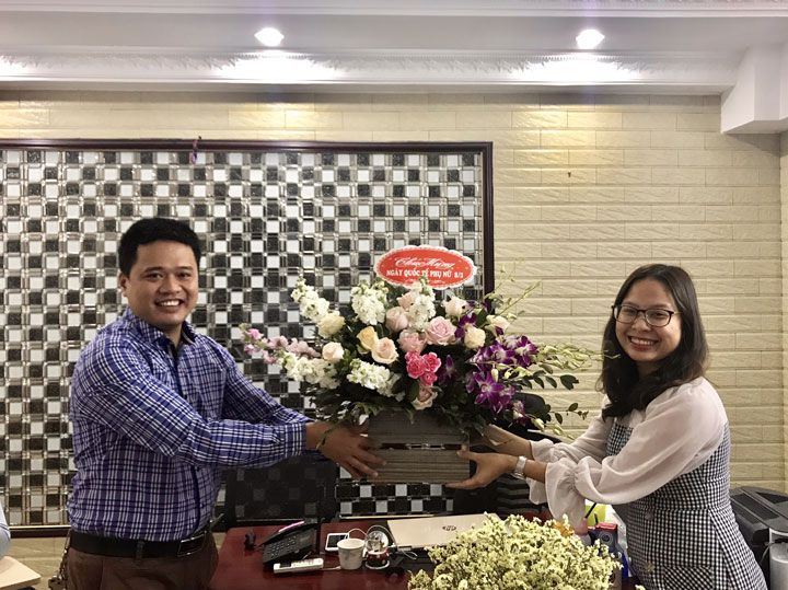 Trung tâm TQC, Giám đốc TQC. Nguyễn Quang Hưng đang thay mặt toàn ban lãnh đạo và toàn thể nhân viên nam tặng hoa cho các chị em