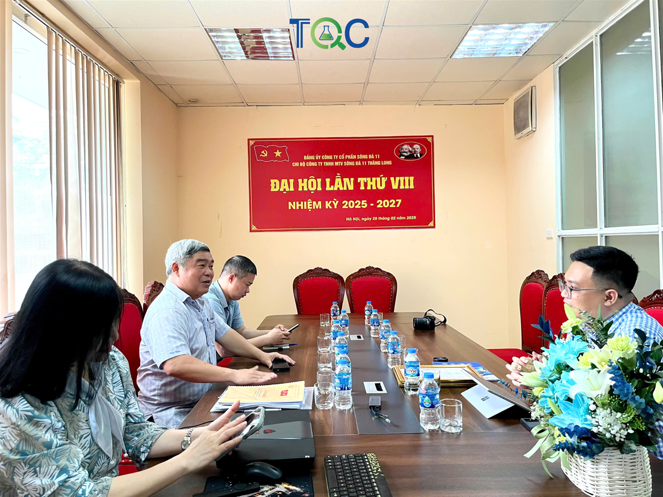 trao doi giua lanh dao