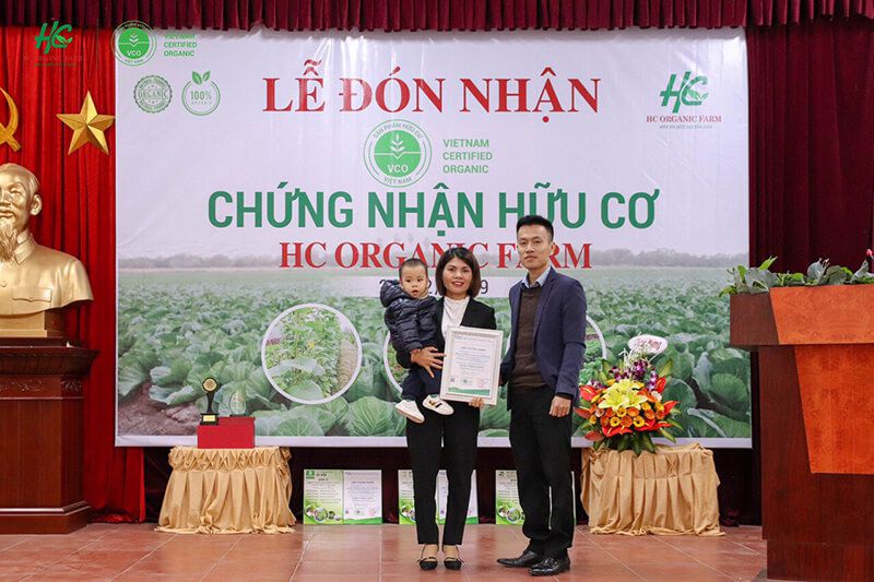 Bà Lê Thị Hải Quỳnh – Chủ tịch HĐQT HTX Nông nghiệp Hữu cơ Tân Dân (tên thương mại: HC Organic Farm) đón nhận chứng chỉ hữu cơ được trao bởi đại diện Trung tâm TQC