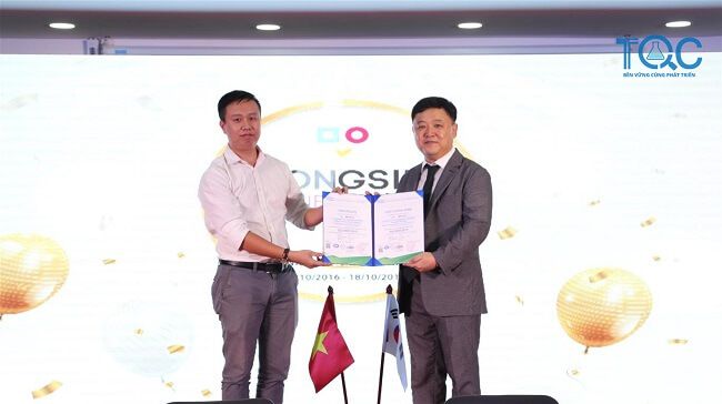 Ông Lee Sung Gun - Tổng giám đốc Dongsim Việt Nam, kiêm nhà sáng lập Dongsim Kindergarten đón nhận chứng chỉ ISO 9001:2015 được trao bởi đại diện Trung tâm Kiểm nghiệm và Chứng nhận Chất lượng TQC